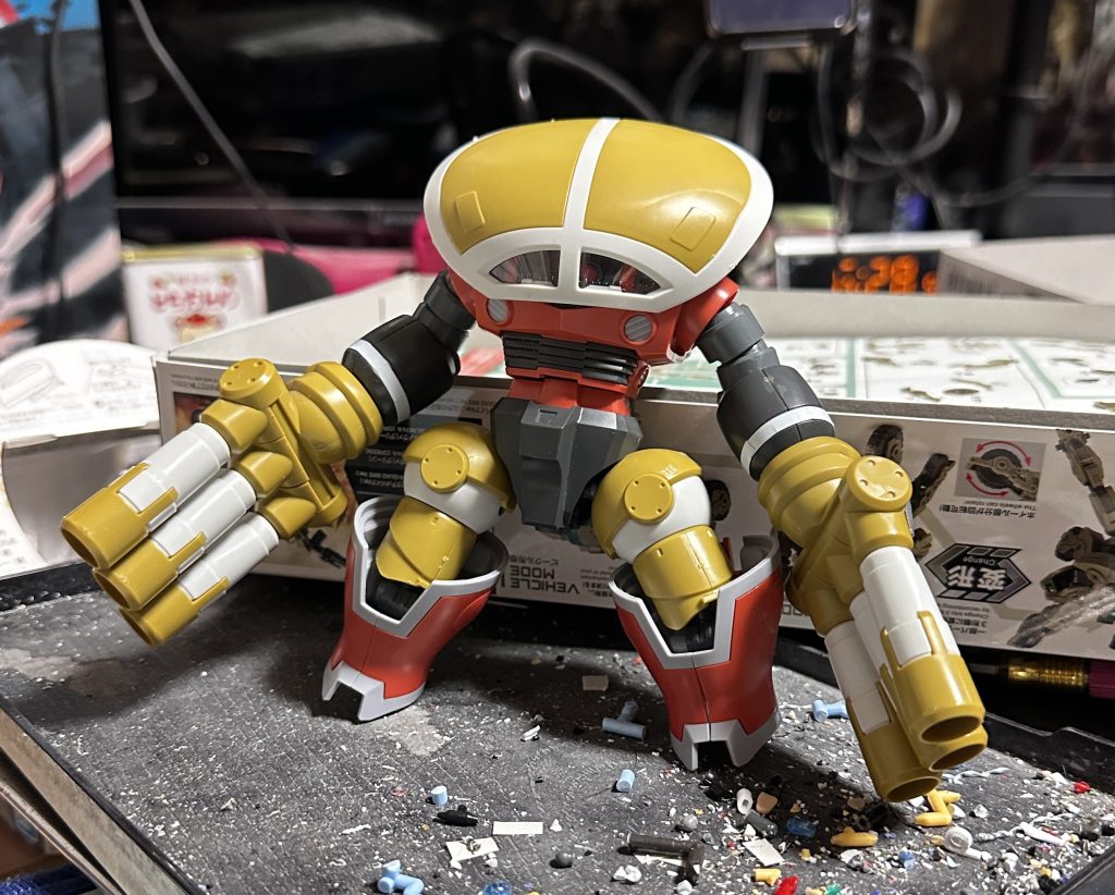 最初はゾゴック頭の予定でしたが、かぶせてみたらシルエットのバランスが思いのほか整ったので、そちらで進めました。ここまではニコイチで、この後タイヤがつきました。