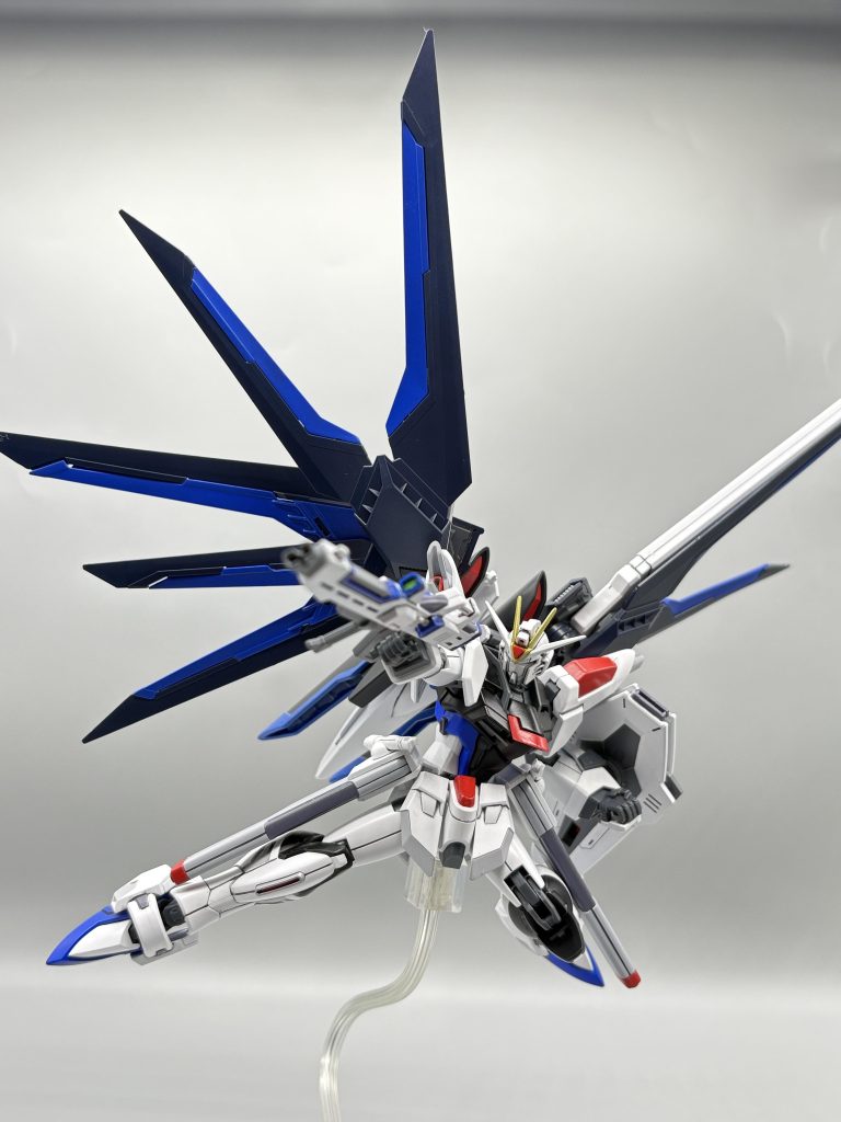 グレー同様にブルーも1色では無く本体、武器とバックパック、ウイングでそれぞれ3色に分けています。