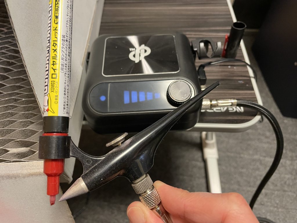 制作工程というか、depesさんのコンプレッサーにガンダムマーカーエアブラシを接続。吹き心地は良好で、ダマになる飛沫はほとんど出ませんでした!ガンマカユーザーにはマジでオススメです(๑˃̵ᴗ˂̵)b