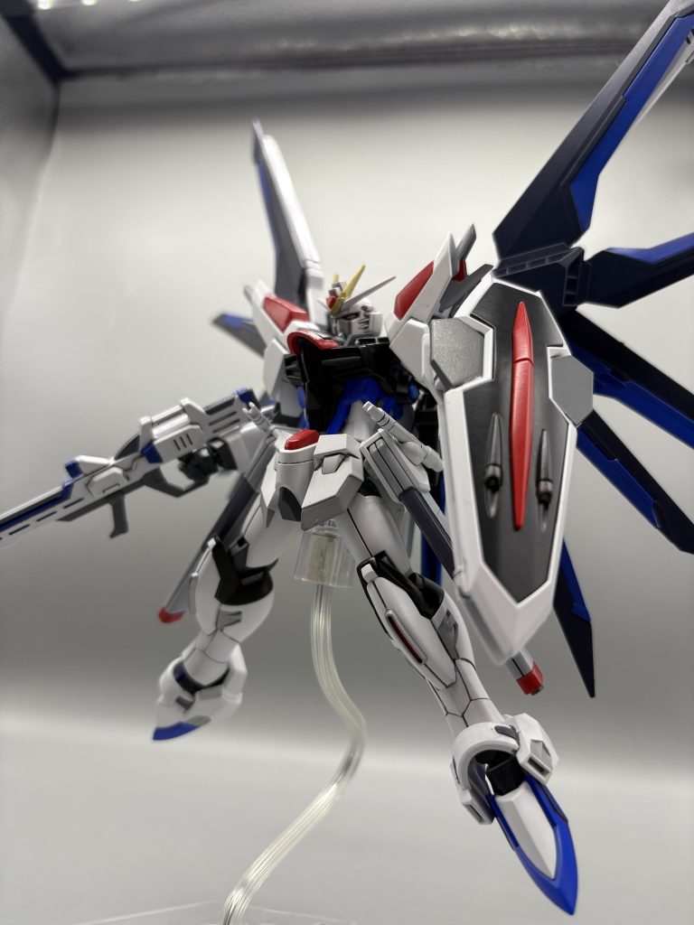 アクション!部分塗装をしたグレーは2色使い色の情報量を増やしています。またブルーは成型色のままだと少し淡い感じなのでフリーダムらしく深めのブルーで塗装しています。