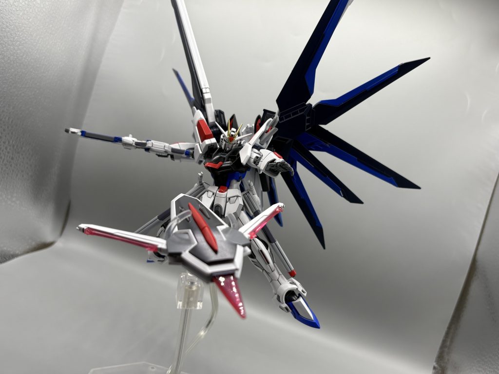 シールド飛ばして。分かりにくいですが、シールドとバックパックのスラスター部分はジャーマングレーに塗っています。