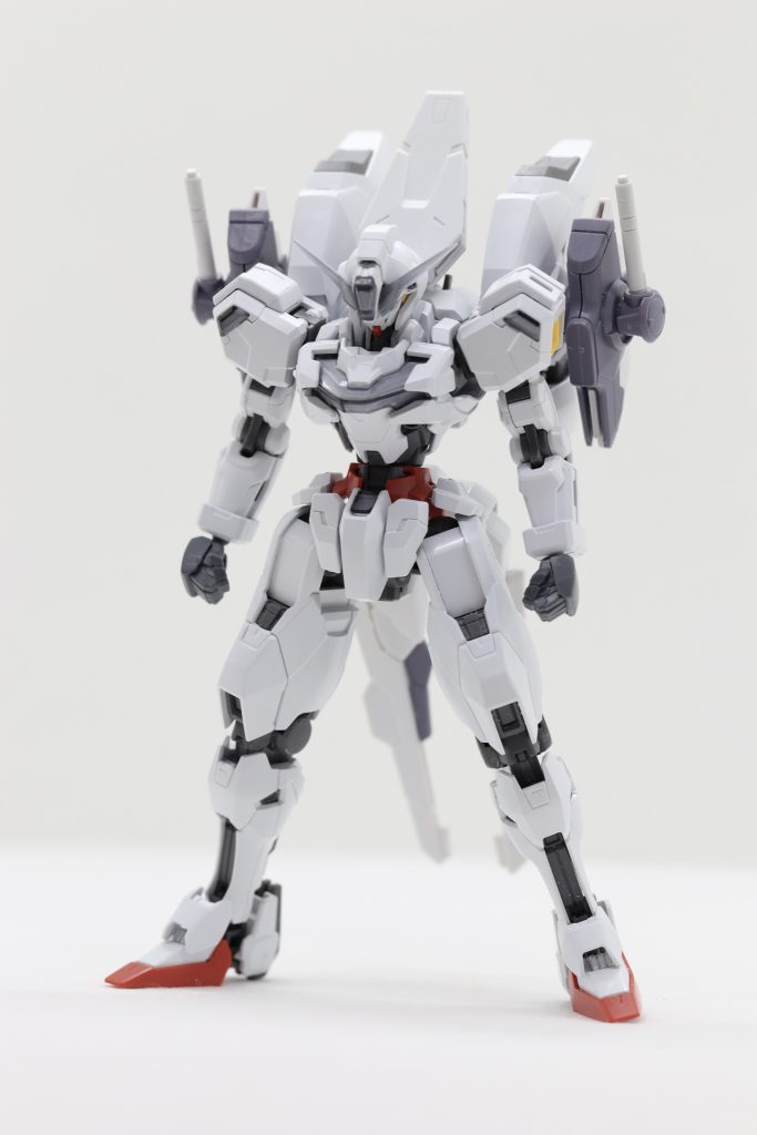 塗装前。このまま元のカラーリングで塗装するのも考えましたが映画のGQuuuuuuXに出てきた赤いガンダムに影響受けました(笑)