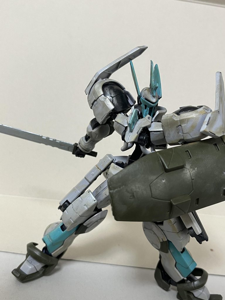 武装としてはガンダムキマリスの武器をほとんど流用していますメイン武器のランスはより強力になるよう刃と銃身が追加してます