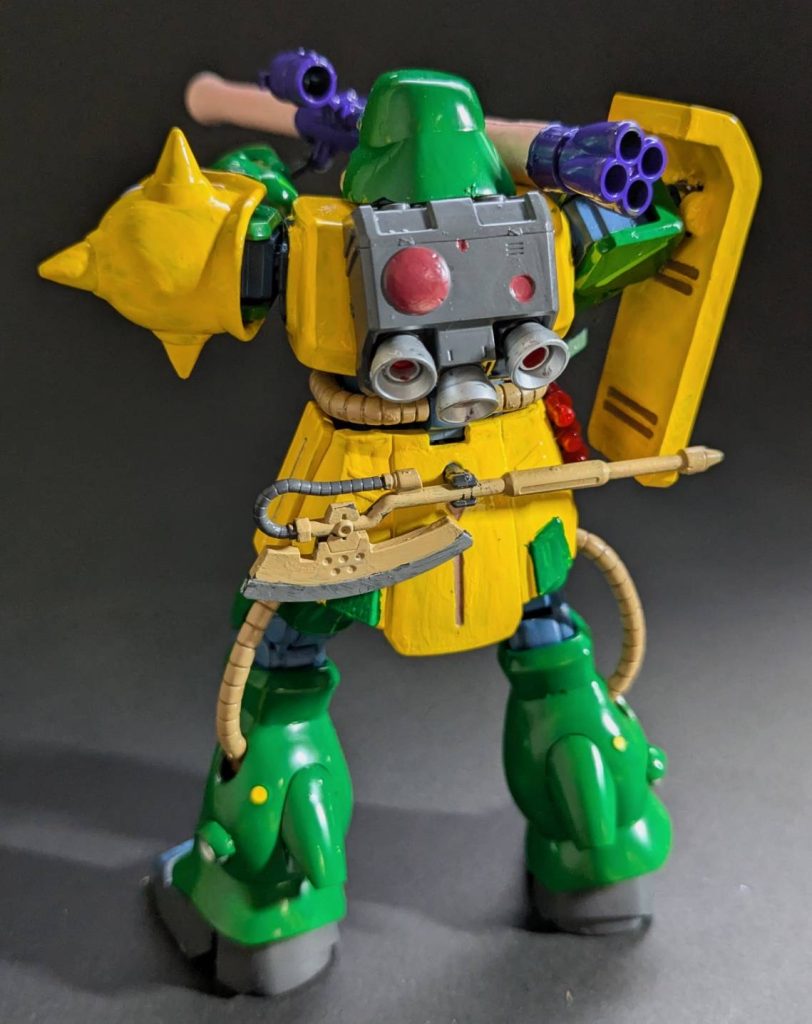 合わせ目は本体は頑張りましたが、ザクバズーカは疲れちゃったのでやらなかったです。まだまだ甘いところも多いので、頑張りたいです。