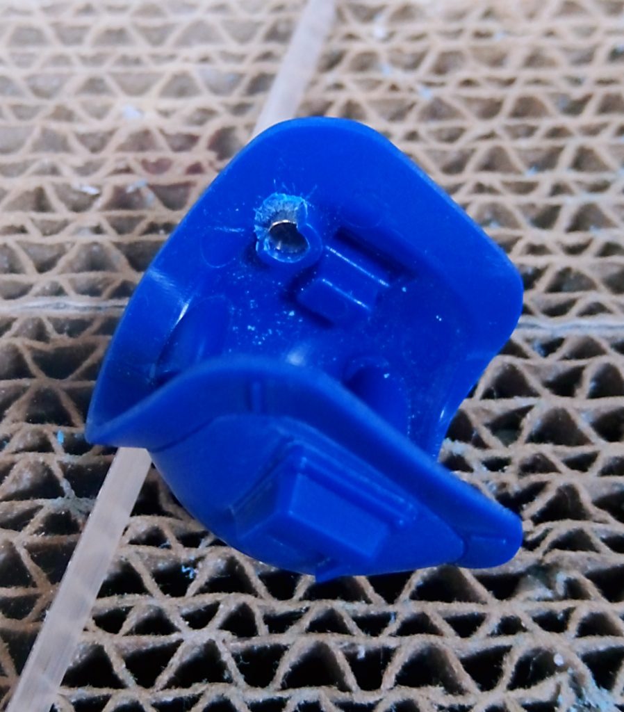 肩アーマーはネオジム磁石を埋め込んで、後ハメ加工。