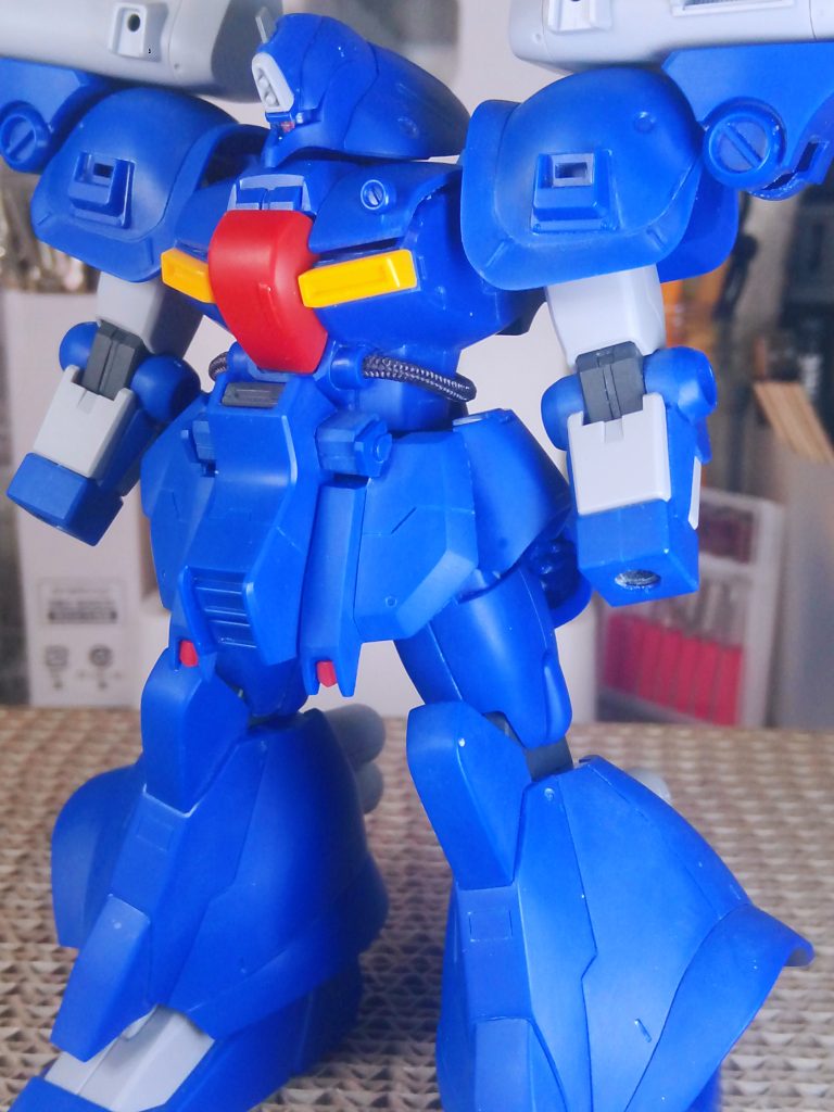 モノアイをWAVE製の【Hアイズ/ピンク】に変更、頭部アンテナもコトブキヤ製のディテールアップパーツに変更。腹部動力パイプもメッシュパイプとコトブキヤ製のディテールアップパーツに変更。