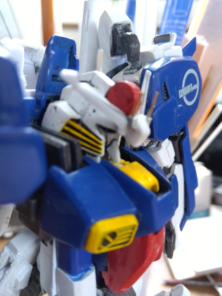 そのため、額のカメラユニットも作り直しになり、プラ板から自作しています。アンテナが、サンドイッチ構造なのがわかりますか?。