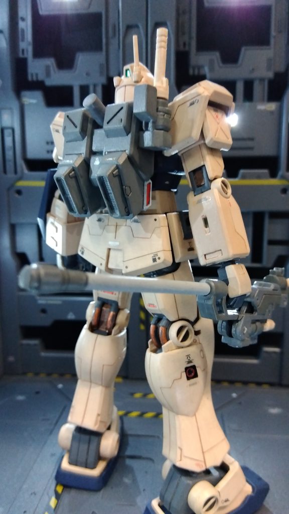 背中側が寂しかったので、余剰パーツのジムストライカーのランドセルをデコって装着。