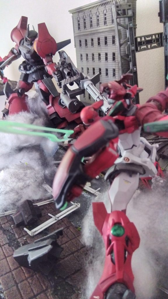 そんな中、ジオン軍から早乙女研究所サイド6支部にいる神隼人博士に送られてきたのがジークアクス1号機である。隼人はジークアクスを従来のエンジンと共にゲッター炉心を試験的に搭載し、ジオンの連中にも恐竜帝國等と戦う力を与えるためのゲッター炉心搭載の量産型MSを開発することを着手する。その第零号機が、この「ジークアークス」である。パイロットは流竜馬の息子である流拓馬ではあるものの、彼はあくまでもゲッターロボアーク……ゲッターロボアークのパイロットだ。ゲッターロボアークが整備中の時にジークアークスに乗るのだ。拓馬曰く、ジークアークスよりも、アークの方が自分の理想の動きに応えてくれるし、何より武器の威力や機動力はアークに比べて遙かに劣るし、MSは操作が面倒くさいということで不評と言われているがゆえに、基本はゲッターを扱えないアマテ・ユズリハがパイロットのサブパイロットとしてジークアークスを扱うことになる。拓馬が乗ったジークアークスは演習においてグフ・フライトカスタムを圧倒するが、機体そのものもが拓馬の操縦についていくことが出来ず、よって振り回されるのがオチである気がする!!