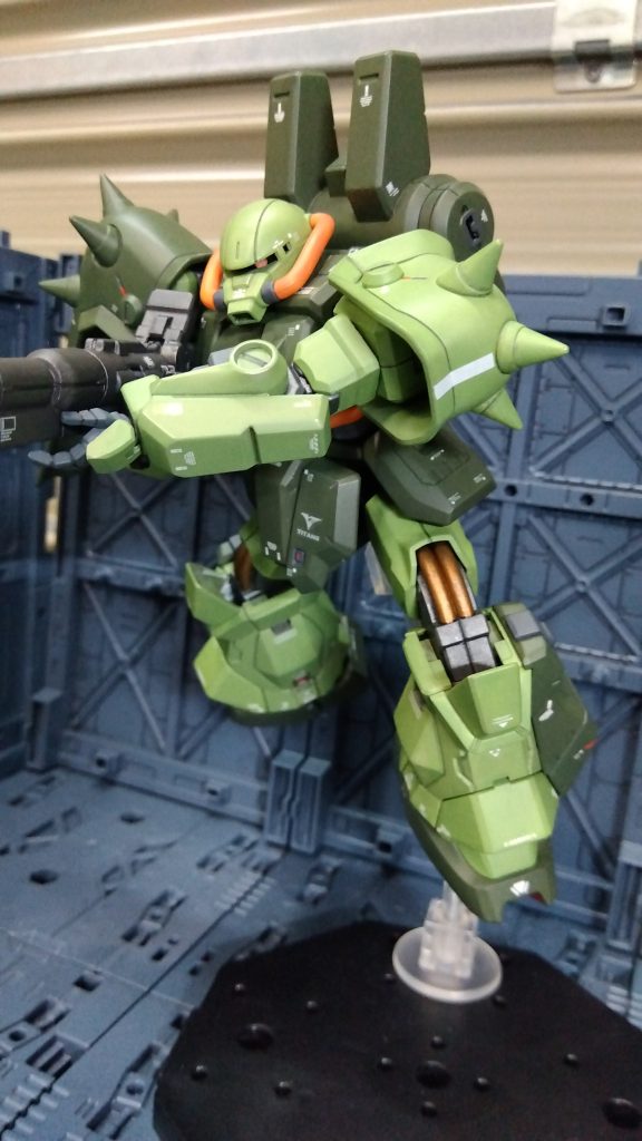 両手持ちポーズにしようとしたら塗装にダメージが…、ですので左手は添えるだけA.O.Zの機体は構えさせるのが難しい武器が多いのかな？