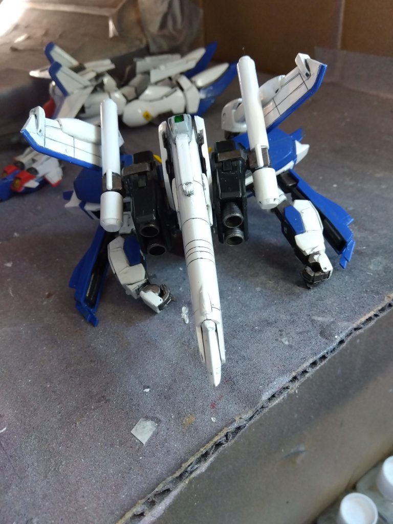 一応、この形態でのバックショットです。私がガンプラの改造にハマったのは、このSガンダムが発表された頃です。当時、1/144は非変形、1/100はギミック再現と勘違いしていて1/100ZZが出ていたので、センチネルシリーズで旧キットが発売されたとき、いつか1/100の変形合体するSガンダムが発売されると思っていました。しかし、そんなことはないと分かり、拙いながらも、旧キットSガンダムで、ギミック再現に挑み、断念したのが、ギミック改造の原点だったりします。まさかMGがかなり後に発売され、呪物扱いになったのは苦笑ものですが…。次の投稿は、Gコアです。ご覧いただきありがとうございました。