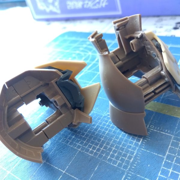 ザク脚の改修です☺️前の投稿でふくらはぎのパーツを可動化出来るよう切り離したのと塗装が楽になるように、後ハメ加工をしようと思ったものの…画像②のような最近のよく動く構造のため「こんなのどうやって加工すんのよ😑」と悩み…画像③④⑤のように色々やりました😁膝フレームの下部をくり抜きPCを移植、膝裏部分を切り離し足首接続部を大胆に穴開けw足首も後ハメ出来るよう軸を加工し膝フレーム下部のPCに差し込んで接続出来るよう加工しました☺️（4枚目）
