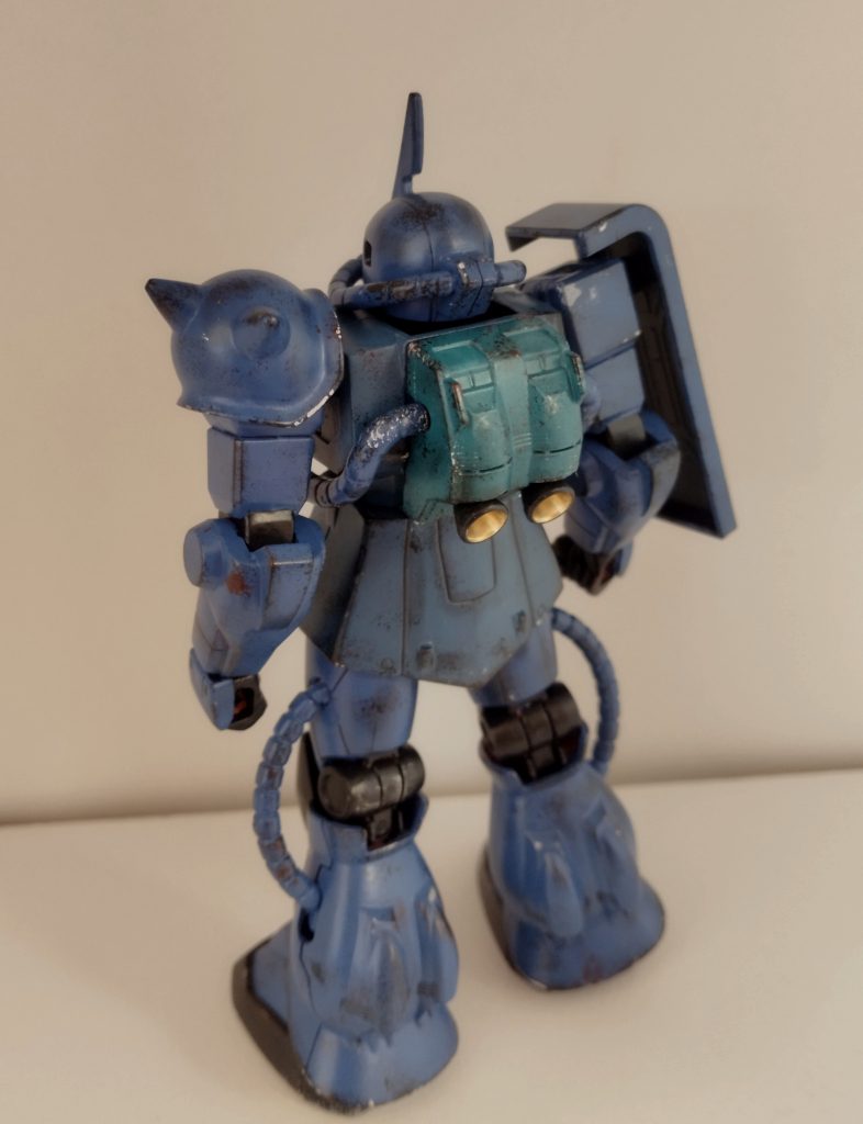 後ろから使用した塗料は水性ホビーカラーと墨入れのエナメル塗料リアルタッチマーカーで細かいところ（モノアイレールなど）を塗りました！またバーニアのゴールドにはメッキペン？というものを使いました！あとデカールも貼りましたそして缶のつや消しトップコートを吹いたのですが何故か艶消しにならず…なぜ？