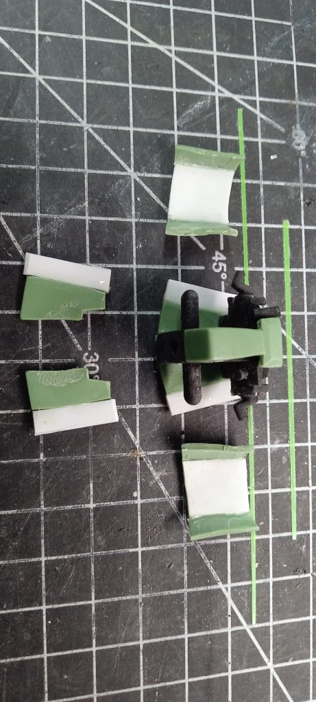 腰のスカートは裏に補強を入れ 若干 左右に広くしてあります