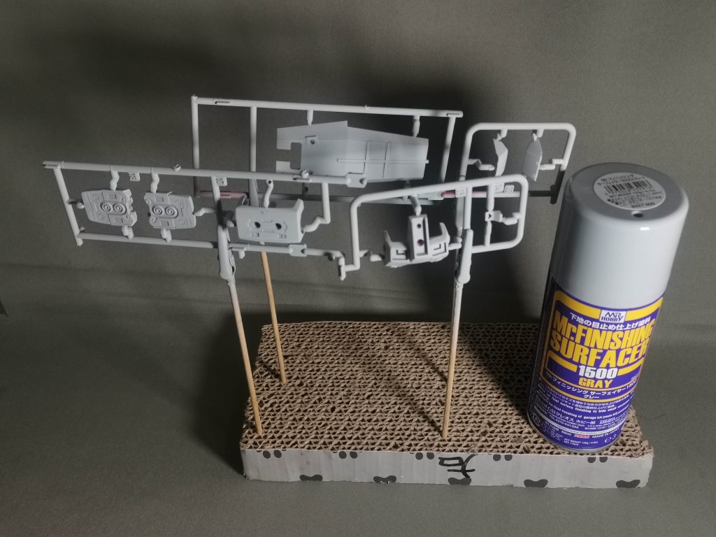 制作工程を少しだけ赤いパーツを「Mr.フィニッシングサーフェイサー1500グレー」で塗装します