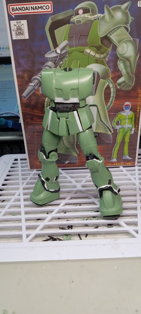 お腹の部分は胸から上を除いて、2分割し若干の前後左右への可動と左右へのひねりを実現しています