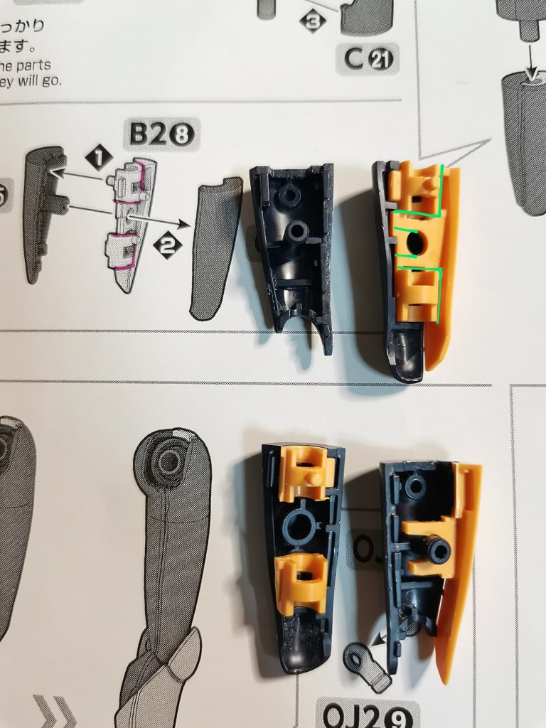 太ももの加工です。緑のラインに沿って部品を切断しました。股関節に接続する付け根パーツは後日メンテナンスが必要になった際に手間が掛からないよう、合わせ目消しを行っていません。