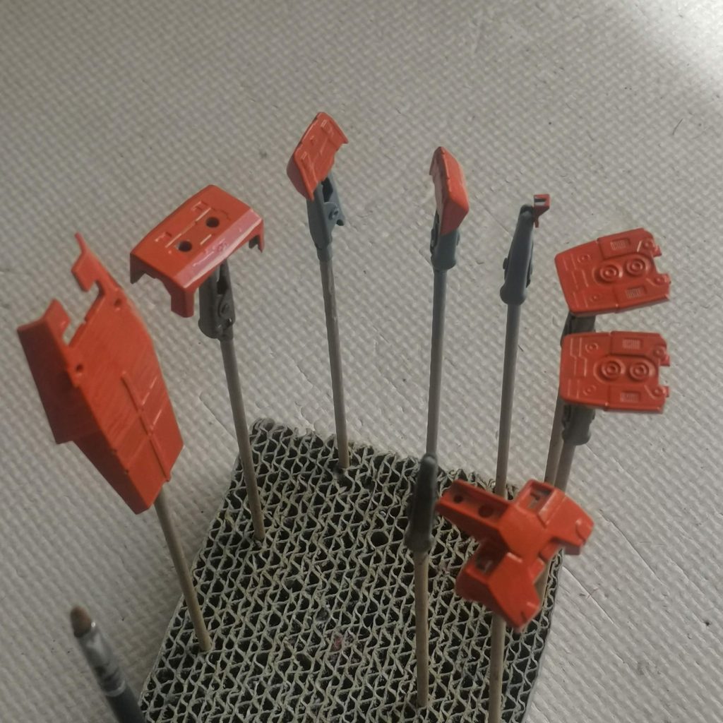 オレンジで筆塗りしました。広い面積の部分は筆ムラが目立ちますが、ウェザリングするので許容できるかな💦