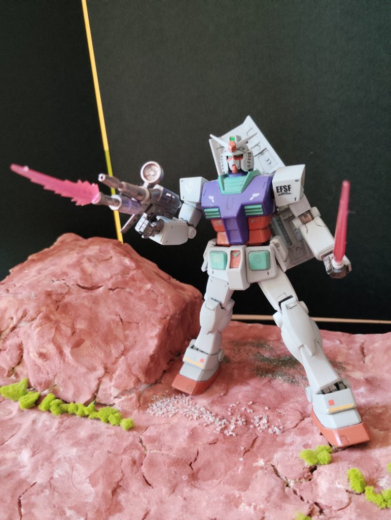 ビーム・ライフルを銃剣ぽく改造したのだが、単に発射しているエフェクトみたいになっててつらたん(zaku-kao10)