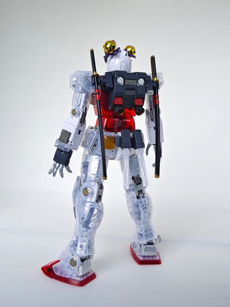 メンシイラストにはビームサーベルの柄が日本刀の様に描かれていまして。そのイメージを刀を日本背負う、と解釈しました。ビームサーベルは勿体無いので(?)腰へ。。。