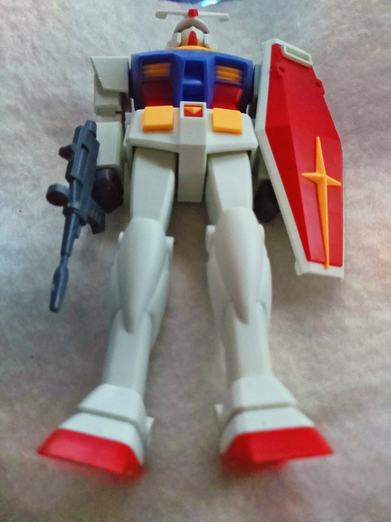 リバイバルガンダムは45年振りに創りましたが、めちゃめちゃ創り易く史上最速で、組めましたが、昔は肩がくっついちゃて、こんなんじゃ!無かった気がします😂塗料もタミヤの戦車系?みたいな物しか無くて、結局油性のマッキーの赤と青と黒で塗ってたの思いだしました(笑)黄色は貴重?で学校の水性絵具で塗ってたような😭