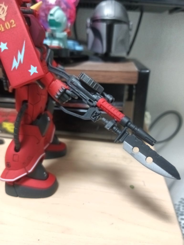 この銃剣が特徴だったので使用してなかったデミトレーナーのナイフをザクマシンガンに接着画集だとマシンガンの蛇腹部分が赤かったのでそれも再現