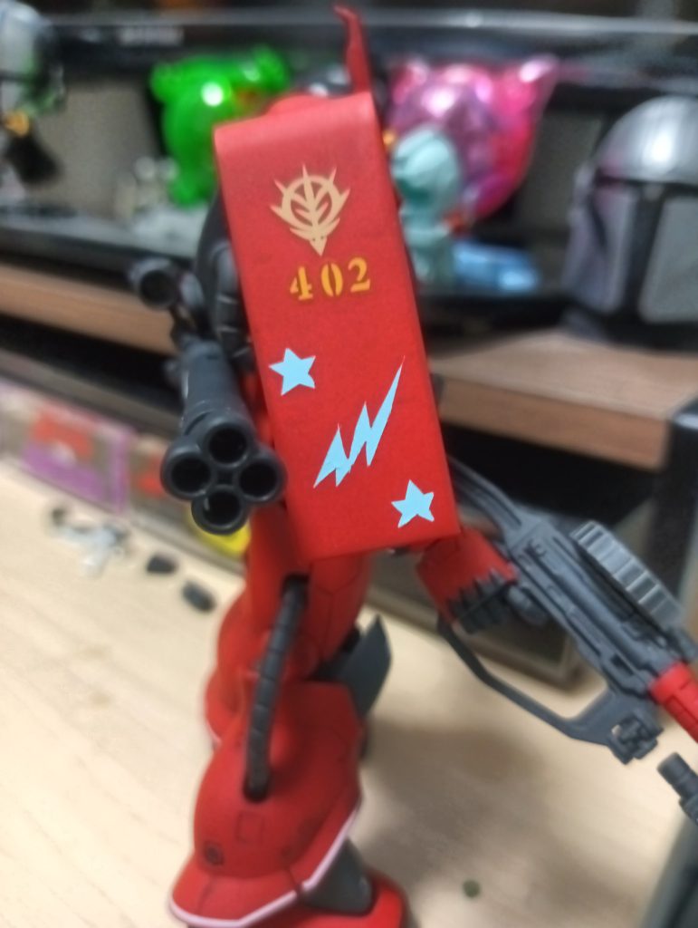 稲妻と星型のデカールはMGのジョニー・ライデン専用ザクIIS型にしかなかったので雑ですが塗装で再現