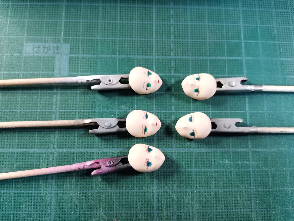 恒例となりつつある今回のトラブルはこちらです。瞳に光沢を残すためにマスキングゾルを使用しましたが・・