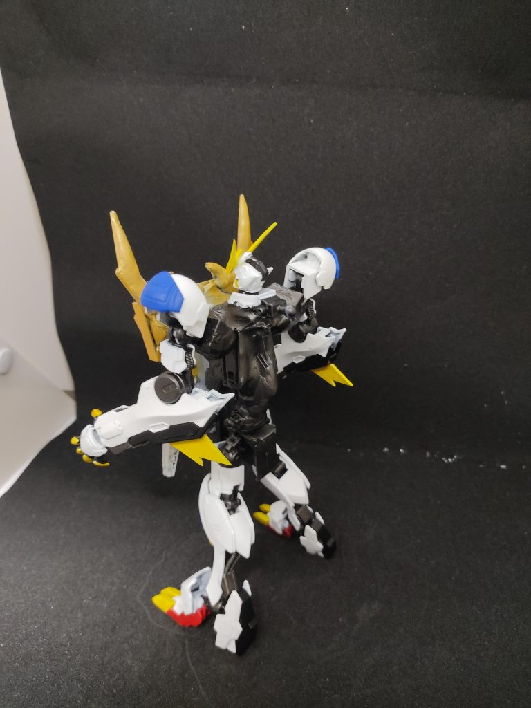 後ろから見ると、偶然ですがガンダムフレームを彷彿しています。