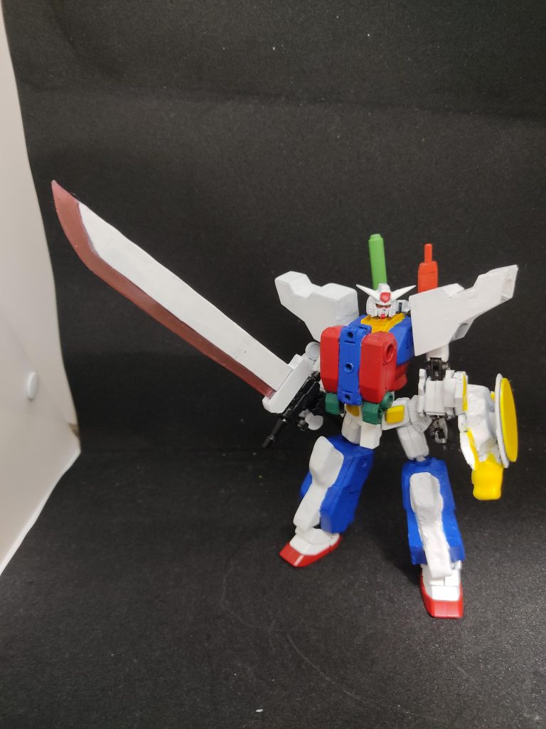 主武装の超剣ユニバースブレード。クリアーピンク部分はビーム・サーベルをイメージして、クリアーレッドを薄く吹きました。見えづらいですが、柄にはビーム・ライフルが付いています。完成は未定ですが、今後pixivでチームパワード達のキャラデザインもしていきます。プロフィールの解説の検索部分で見てください。