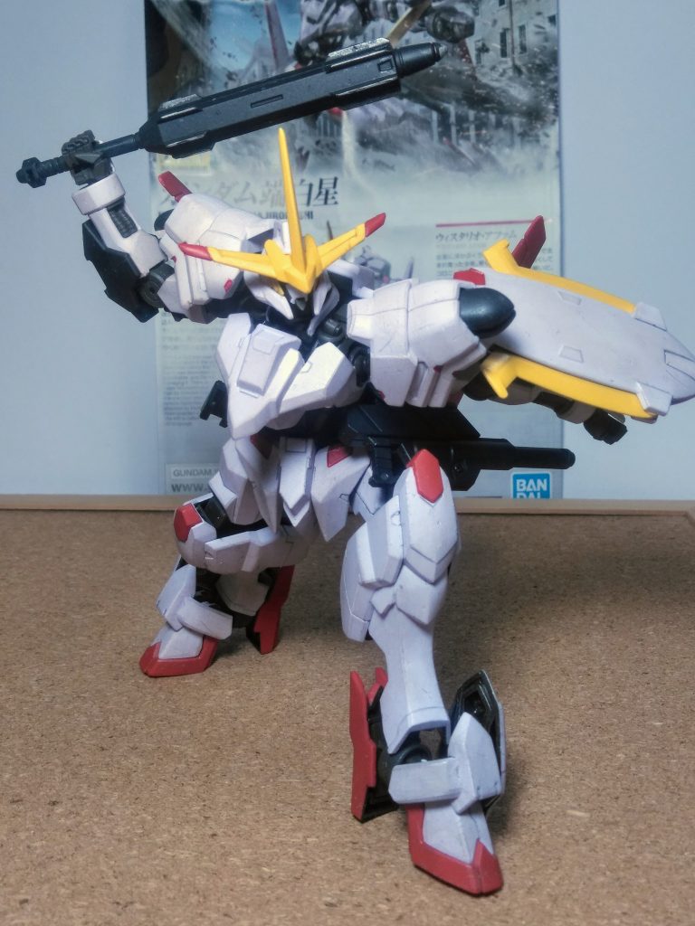 コノ子の素性はコウです😆⤴️💓 『ラドニッツァ・コロニー』の動力部奥に秘匿・保管されていた機体。名前の『端白星』とは金星の古名の一つに由来するとの事。大規模改修を受けた形跡があり、外装や武装の大半は近代の技術で開発されたものが占めている。機体のベースとなっているのは『厄祭戦時』に開発された『ガンダム・フレーム』だが、72機の中に『端白星』の名前は存在せず、またその名称も命名法則(悪魔の名前を引用)から外れた特異な存在となっている。 フムフム 🤔正体不明❓って事ですね 😟 此方が、メインウェポンの『スマート メイス』🤤💕『鉄血世界』だから野蛮な武器⚔️を装備です 😅イタソウ💦