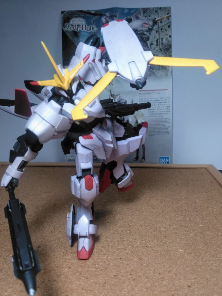 『端白星』は『阿頼耶識システム』が搭載されていないのですが、運動性能に優れ、武装も機動性に配慮したものが多く搭載されております😏 ダカラコジンマリトシタブキ此はパイロットの『ウィスタリオくん』にとって扱いやすい設計がなされているミタイ 😆👍 主役ガンダムナノだから盾がないと😊『クラブ シールド』今では定番化してきている複合兵装 😤💨💨ご覧の通りに蟹挟み?🦀✂️で相手を引っ掴みます 😭イテテテ💦