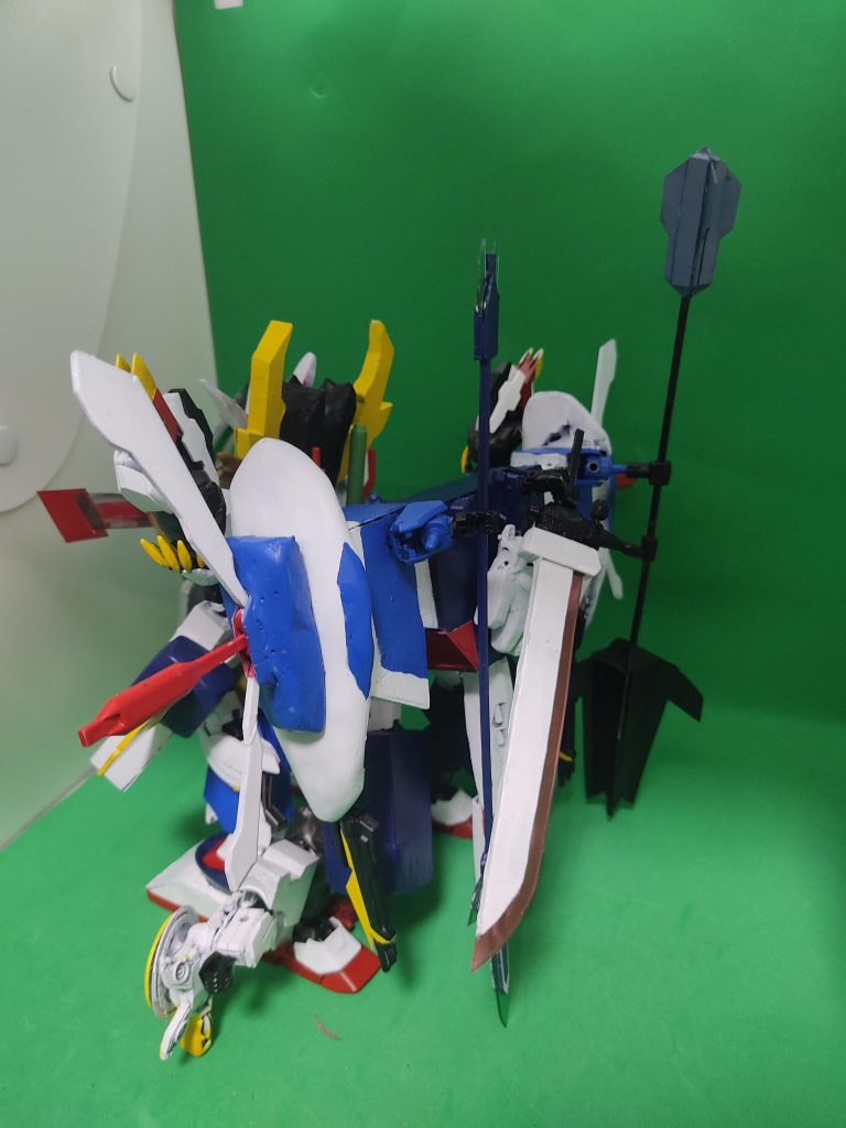 背面にそれぞれのガンダムの力の武装を専用パーツで取り付けています。