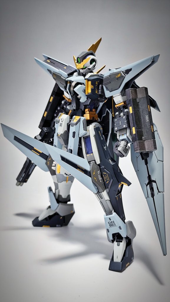 ロービジカラーといっても地味になりすぎないようにゴールドやシルバー、カッパー等のメタリックカラーを散りばめています。