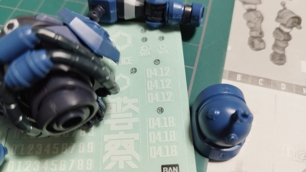 組んでて、2機用にナンバリングシールドあるのに気が付きました マヴ用に、2機買うことをバンダイに強いられているんだ