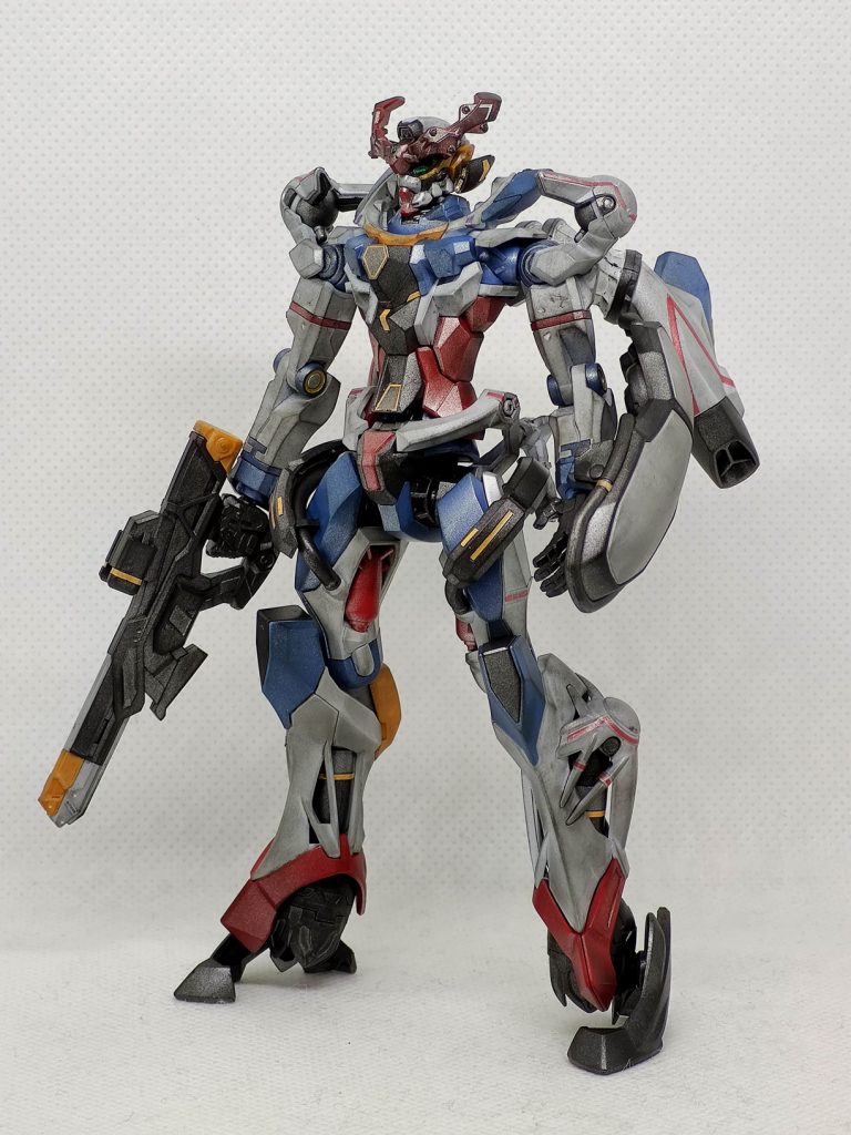 シールで塗り分けされてない一部パーツを部分塗装(バックパックとか)。その後水性ホビーカラーのスーパーファインシルバーを下地の色が透ける感じで薄く塗装。そのままだと明るすぎるのでウエザリングで色味を落として、最後に半艶クリアーでオーバーコート。