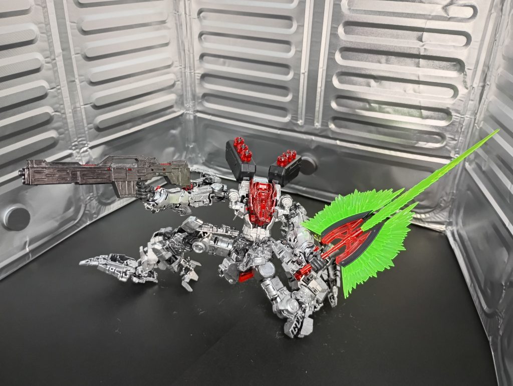 ガンプラ始めた頃に、子供が作ってくれたクリアサザビーをどのように塗るか考えておりました。とりあえず装甲はがしてみたら、びっくり!フレームだけだと、すごいバルバトス感があるではないか!(エイリアンにも見えなくない。)ってことで、サザビーストをお届けでした。 バルバトス購入できたので、作れたら、ツーショット追加しようと思ったが、、、装甲外すの大変だから、、、だめだ~