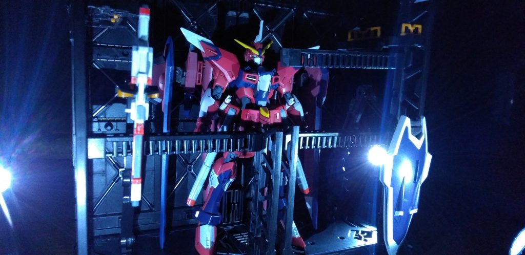 劇中ならフェイズシフトが切れてるので色がついてないと思いますが、点検整備って事でフェイズシフトが起動してる解釈にしときました笑