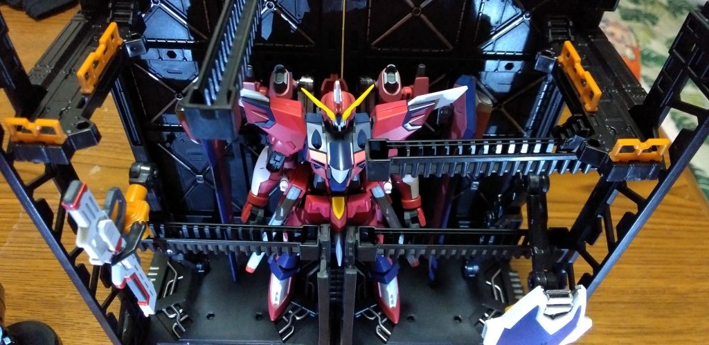 中はこんな感じのレイアウト。武器はアームで吊り上げてます。