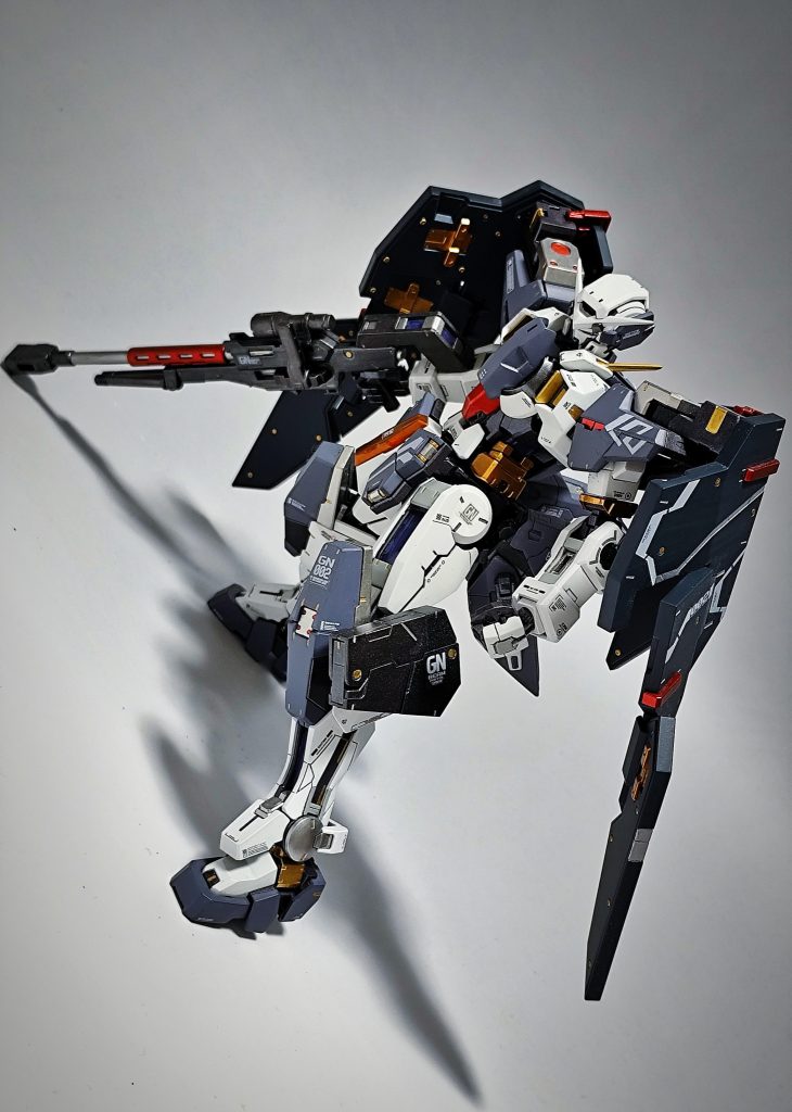 1回完成してからパーツ破損して大胆なポージングをするのにビビっているので、色々角度を変えてみたり。キュリオスは1部スプレー塗装をしたりしたのですが、今回は筆塗り全塗装になります。ヴァーチェは白は成型色のままですが、今回は白じゃないパーツを白に変えてる部分があるので白も含めて筆塗りで全塗装です。エアブラシが使えない環境でもなんとか頑張ってます。今回も改造やディテールアップ等は行っていません。