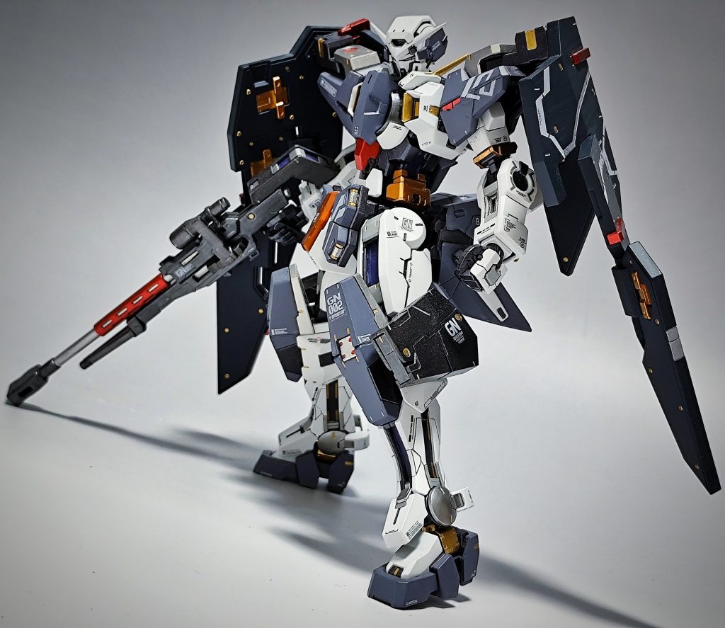 今回はキュリオスと被らないように、白の割合を増やしてみました。緑のパーツをグレーにする等ただ色を置き換えるだけではなく、胸周りやブレードアンテナを白にするなど色分けを少し変えていくと元のイメージとは変わって自分だけのオリジナル感がでてくるのでテンションが上がります。