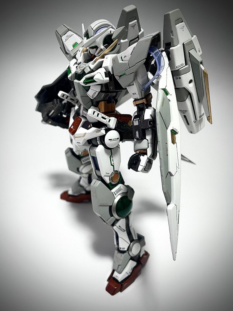 今回は白と明るめのグレーをメインにして主人公っぽい感じにしてみました。MGのエクシアは元々シンプルな機体かつ他の00とは内部フレームが共通ではなく少し古いため、他のと並べた時にどうしても少し見劣りしてしまう印象がありました。そのため、色変えだけでは足りないと思い、なにか良いアイディアは無いものかと考えていた所、トールギスFの余剰パーツとしてスーパーバーニアが丸ごと余った為、それをくっつけてみたら見事にマッチしました。