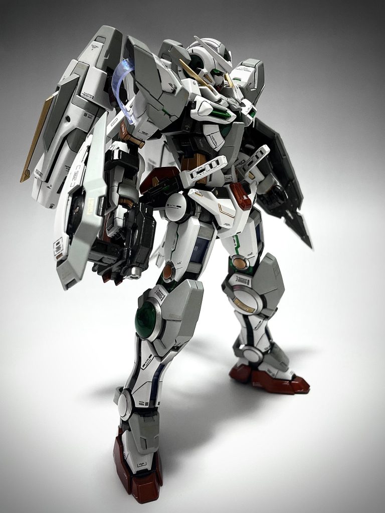 スマートな印象なエクシアですが、背中にボリュームを持たせると良い感じのバランスになった気がします。