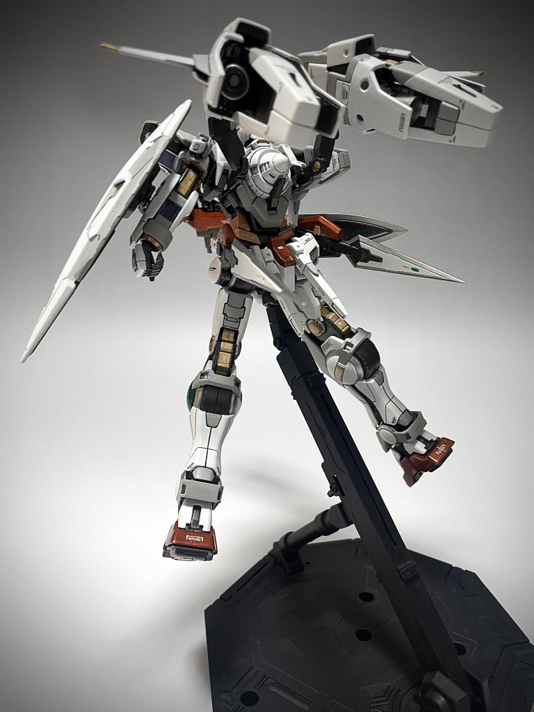 スーパーバーニアは結構無理やりくっ付けてます。背中にとんがりコーンがあるのでどこに付ければいいのか非常に悩みました。