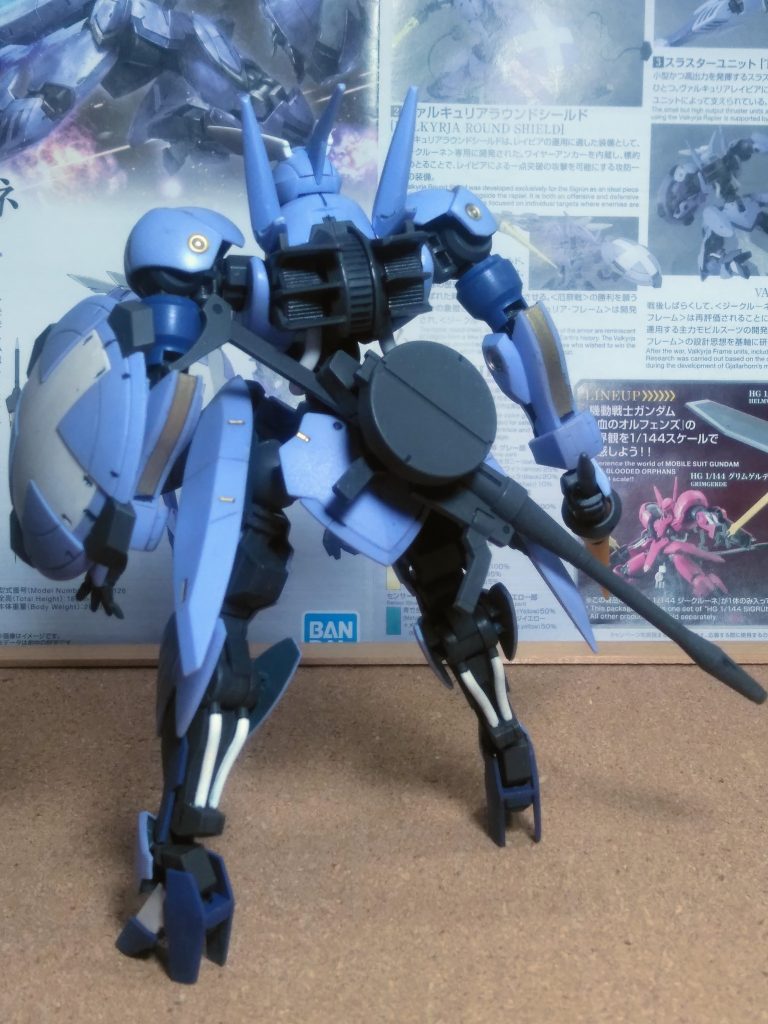 全長は 18.4m 🧐フツウ本体重量は 29.5t 🤔ガンダム ヨリ オモイ『モビルスーツ』としては標準的ですね 😊 デモ カルスギルフレームは『ヴァルキュリア・フレーム』ですって 😚 グレイズ ノ モト