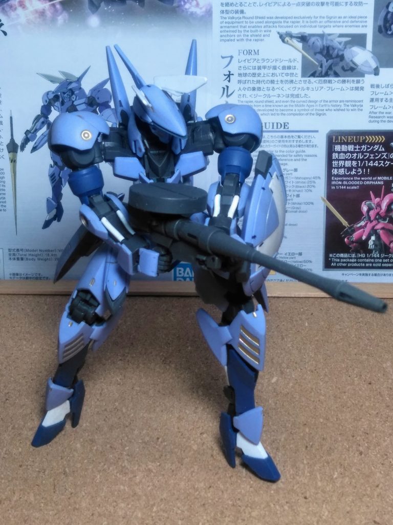 コノ子の素性はコウです 😆⤴️💓『厄祭戦の末期』に開発された『ヴァルキュリア・フレーム』を採用したモビルスーツの一機。高機動、高出力をコンセプトに設計された高性能モビルスーツであり、戦局を変える存在として期待されていた。との事 😳 ユウノウ キットには射撃兵装が無い 😩 ザンネンなので、既販売商品である『グリムゲルデ』に付属の『ヴァルキュリア ライフル』を拝借 😃 モッテ テ ヨカッタドラムマガジンが『ザク マシンガン』を彷彿させてくれます 😆 アレハ,イイ マシンガン💓