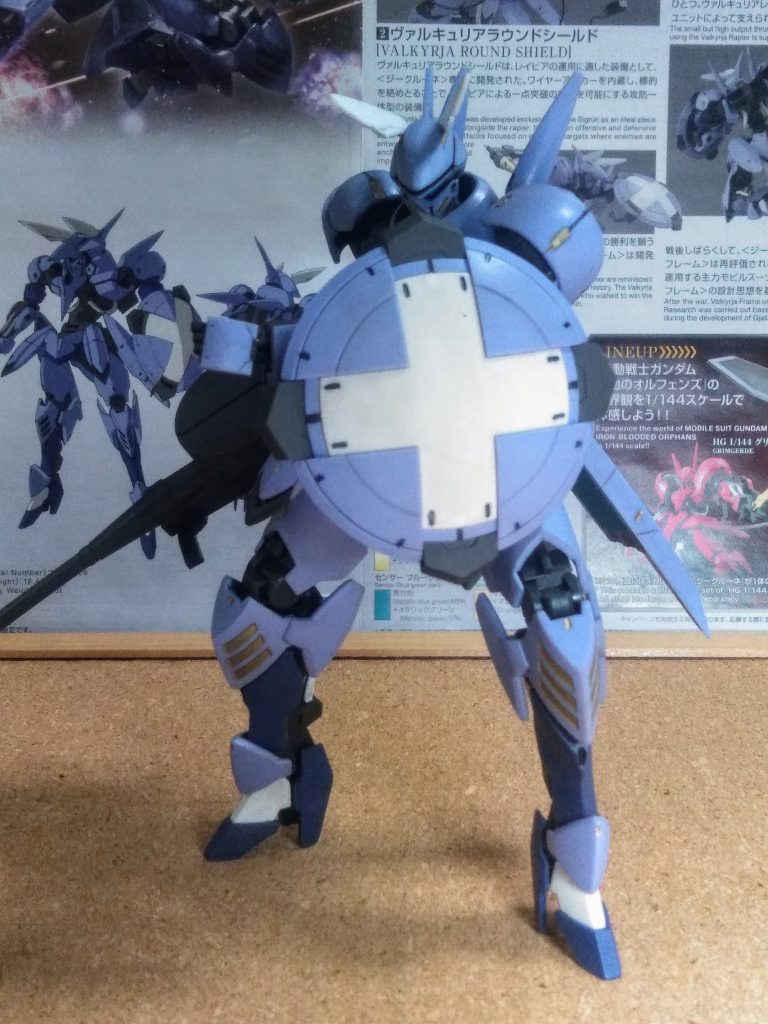 だけど、コノ子は不遇な機体 😟💦同時期に開発された『ガンダム・フレーム』を持つモビルスーツが戦場を席巻したため、活躍の場を殆ど与えられることなく『厄祭戦は終結』した。・・・の、でした😖⤵️ 『ヴァルキュリア ラウンドシールド🛡️』コノ子のメインウェポンがレイピアなのでコノ様な仕様で採用みたいです 🙄 アツカイ ヤスイ ミタイ