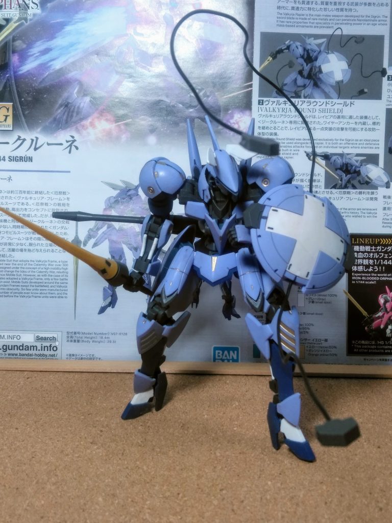 『ガンダム・フレーム』に競り負けて、生産数も極めて少ない 😏 トウゼンカ所謂稀少なモビルスーツと!成るのです😁 レアMS 『ヴァルキュリア ラウンドシールド🛡️』には隠し機能?が在るようです 🤨 ナンダ?四隅からニョロニョロ🐍と『ワイヤー アンカー』が伸びまして、相手を絡め取る戦法が出来るとの事 🤣 オモシロイ!