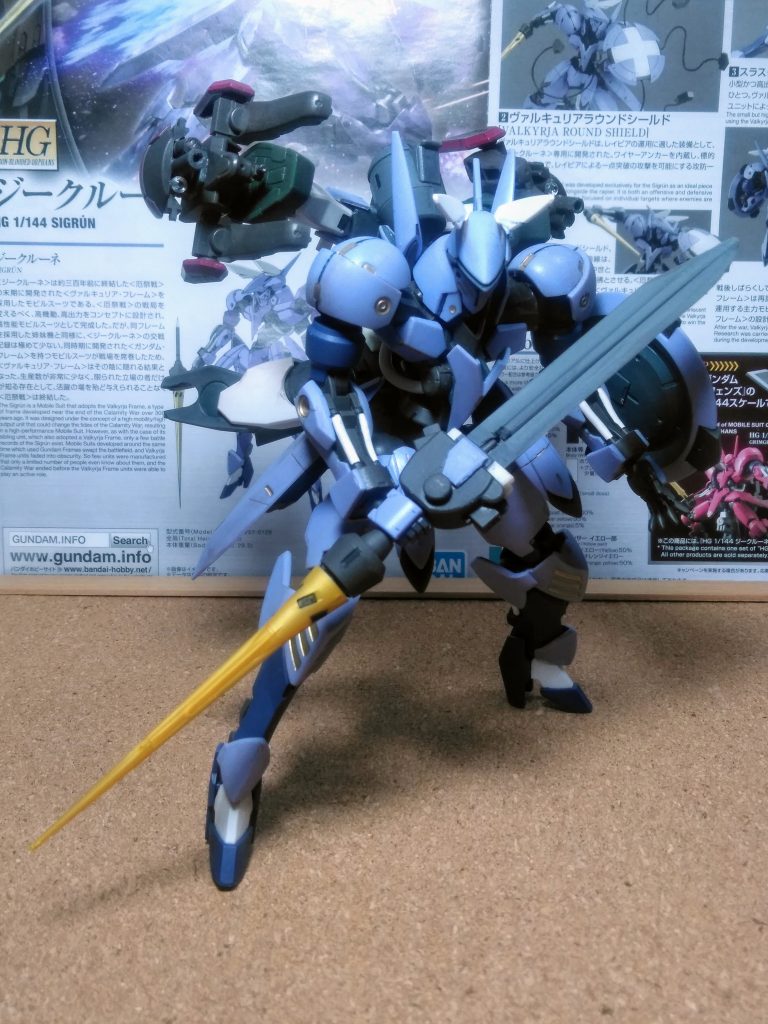 こんな感じで装着完了‼️ 😁ヨシ!『ヴァルキュリア レイピア』に、お手製の刃物🔪(ランナータグ デ セイサク)を差し込んで『長モノ武装』を実行です 😤💨 フム!😏『長モノ武装絶対信者』の為の布教活動も完了ですね❗  👍😆🎶🎶🎶