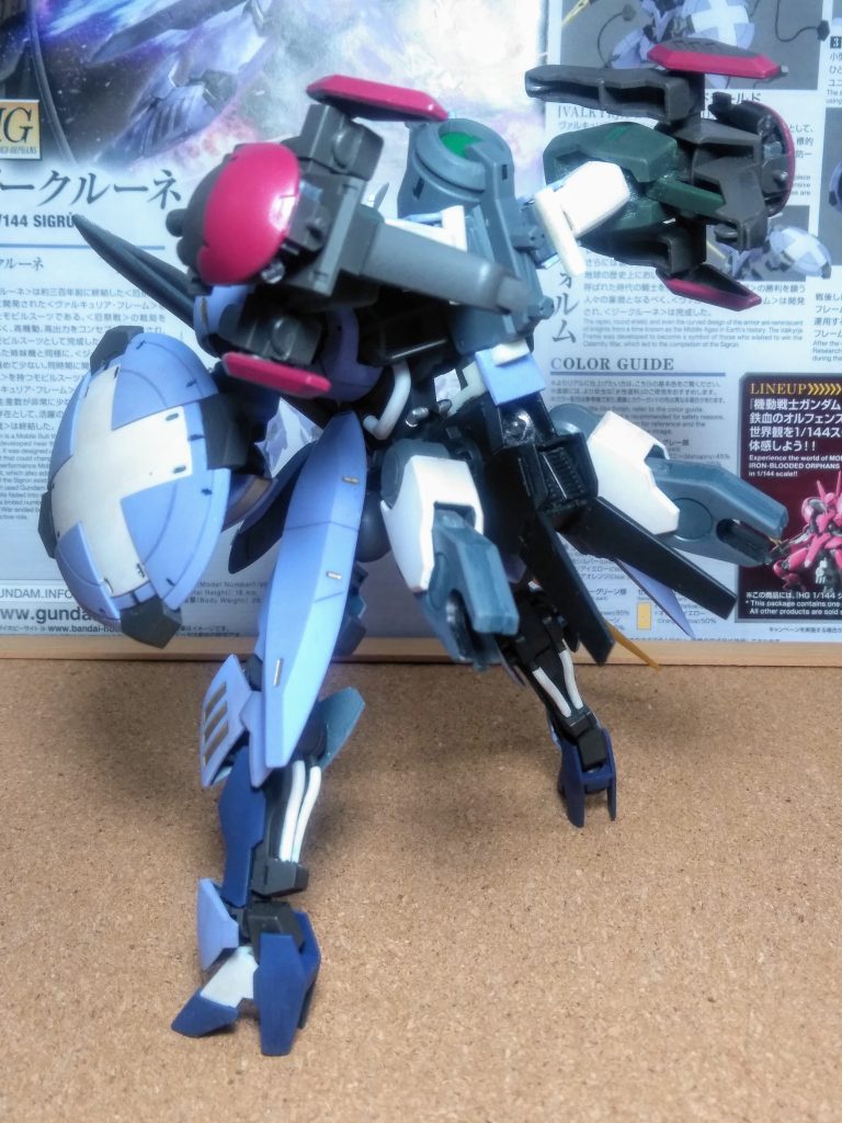 背中にバックパックを装着しましたが 🙄デカカッタ?チョッとデザイン的に判りヅライですかねェ 😣 センスナシ💦 素体はジャンクパーツで購入した『ガンダム OO 』の『狙い撃つ人のMS』が基本です 😇 パーツ クヨウ⤴️